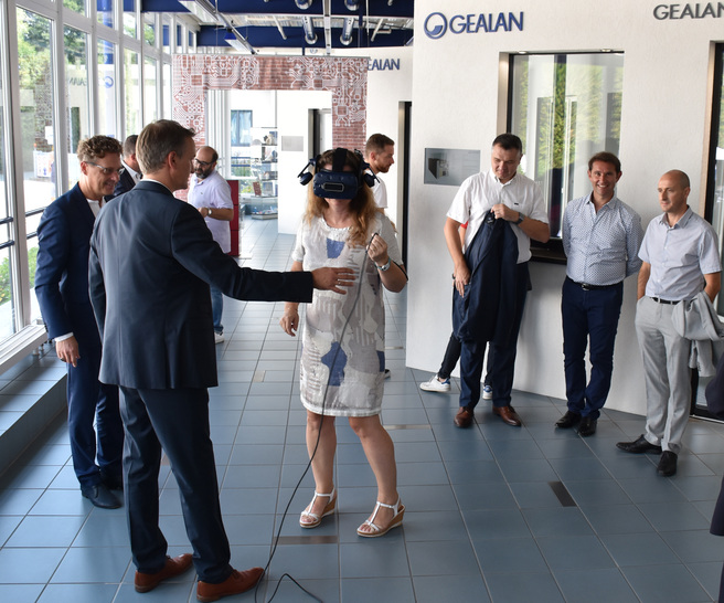 Gealan hat am Mittwoch mit rund 200 Gästen am Hauptsitz in Oberkotzau das neue Technologiezentrum eröffnet. Kunden konnten zu dem Event gleichzeitig in die virtuelle Gealan Produkt-Welt eintauchen. Der Systemgeber ermöglicht es sogar seinen Kunden, virtuelle Fenster-Schauräume einzurichten.