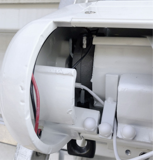 So wie auf diesem Bild mit all den Dellen und Macken kam die Markise frisch aus dem Karton. Normalerweise wäre sie direkt retour gegangen. Die Stromführung 220 Volt (rot-schwarz) und 24 Volt (weiß) ist “allerliebst“ und gefährlich. Darauf wird in einem weiteren Artikel in den nächsten Ausgaben der GLASWELT eingegangen.