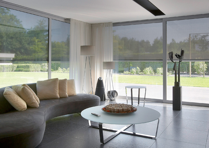 Nicht kleine Fenster sind die Lösung, sondern große mit passendem Sonnenschutz.