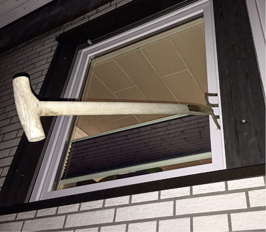 Einbruch vereitelt: Das Fenster aus dem Hause German Windows (Südlohn-Oeding) hielt dem Aufhebel-Versuch mit einer Mistgabel stand.