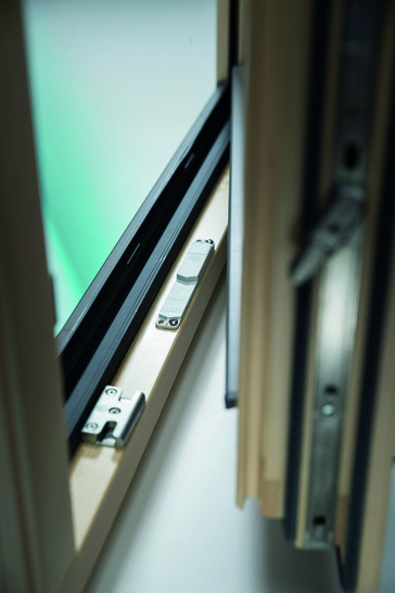 Der Multisensor mTronic wacht permanent über den Fenste­r­zustand.