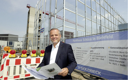



Bielefelder Standortausbau: Andreas Engelhardt, persönlich haftender Gesellschafter der Schüco International KG, vor der Baustelle zum neuen Schüco Parkhaus.
