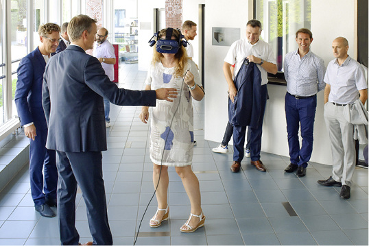 



Gealan hat Anfang August mit rund 200 Gästen am Hauptsitz in Oberkotzau das neue Technologiezentrum eröffnet. Kunden konnten zu dem Event gleichzeitig in die virtuelle Gealan Produkt-Welt eintauchen. Der Systemgeber ermöglicht es seinen Kunden, virtuelle Fenster-Schauräume einzurichten.
