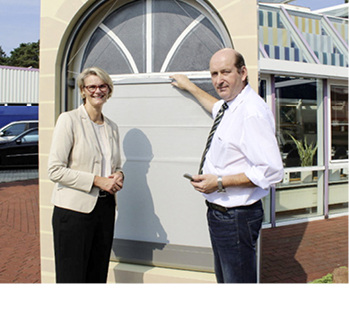 
Hubert Haking ist Preisträger des am 12. Juli in Stuttgart verliehenen Seifriz-Preises 2018. Anlässlich dieser Auszeichnung war die Bundesministerin für Bildung und Forschung, Anja Karliczek, mit weiteren hochrangigen Persönlichkeiten zu Gast in seinem Betrieb.



