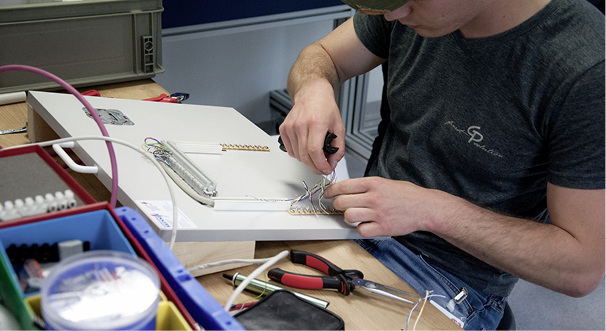 



Praxis großgeschrieben – Löten und Verdrahten wird in den Kursen intensiv geübt.
