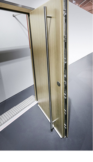 



Hohe Sicherheitsstufe bis RC4: Durch die zum Standardsortiment gehörende Ausstattung der Schlossgeneration „Safe C600“ mit 17 Verriegelungen lassen sich zylinderbetätigte Haus-, Wohnungsabschluss- und Nebeneingangstüren aus Kunststoff, Holz und Aluminium besonders einbruchresistent herstellen.
