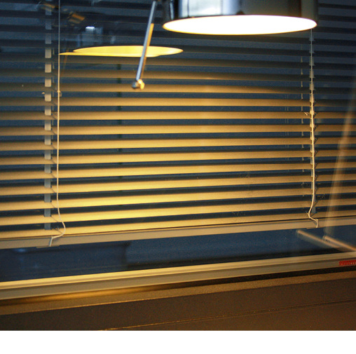 



Eine Lichtquelle innen vor der Scheibe suggeriert bewohnte Räume. Eine Jalousie in SZR sorgt zudem für Sichtschutz und indirekte Ausleuchtung durch Reflektion des Lichtes in den Raum.
