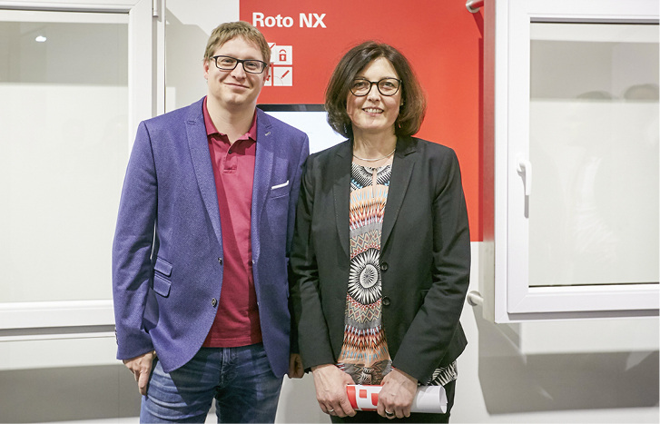



Für die Fenstertechnik Brand GmbH sind gerade Alleinstellungsmerkmale zur Profilierung bei Endkunden wichtig. Dazu trägt „Roto NX“ wesentlich bei, erklären die Geschäftsführer Birgit Brand und Tobias Voigt.
