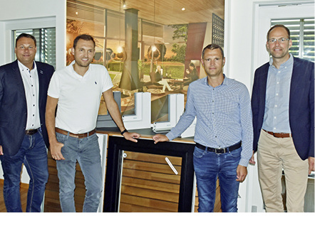 



Erfolgreiche Teamarbeit (v. l.): Stephan Fackler (Inoutic Gebietsverkaufsleiter), Johannes und Martin Groß und Inoutic-GF Jörn Schütte. 
