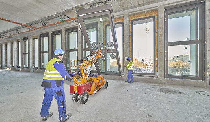 



Fassadenbauer Mera schaffte für die Berliner Baustelle zwei neue Manipulatoren (Vakuumheber) an. Die Fensterelemente wurden im Werk komplett vorgefertigt und auf die Baustelle geliefert. Der Einbau war nur mit der Hilfe der robusten Hebewerkzeuge möglich. Sie wurden vorwiegend im Bereich der spreezugewandten Ostfassade, des „Belvederes“, eingesetzt. 
