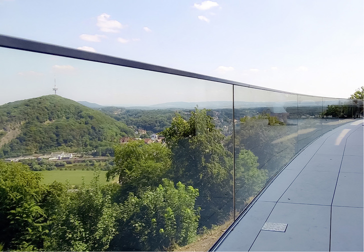 



Die Besucher des Restaurants und der Terrasse erhalten durch die Glasbrüstung das Gefühl mitten in der Landschaft zu sein.
