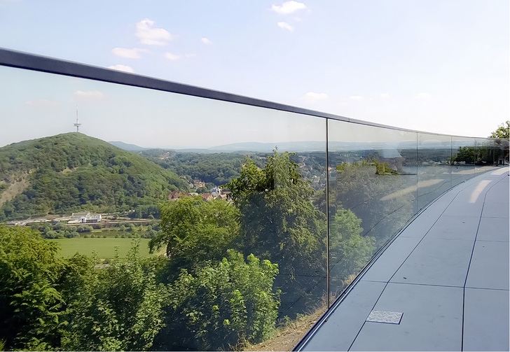 <p>
</p>

<p>
Die Besucher des Restaurants und der Terrasse erhalten durch die Glasbrüstung das Gefühl mitten in der Landschaft zu sein.
</p> - © Foto: Teutemacher Glas

