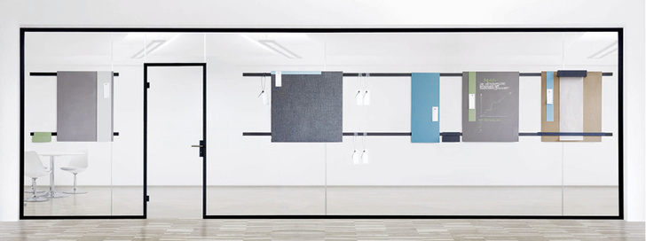 



Auch Glaswände lassen sich jetzt in die Büroorganisation mittels quint-it Wandleiste einbinden: So können nun auch Schreibtafel, Magnettafel, Ablage, Rollenhalter u.v.m. am Glas montiert werden.
