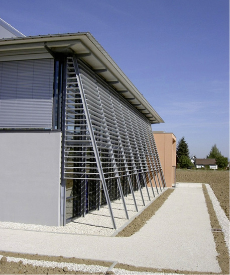 <p>
</p>

<p>
Starrer Sonnenschutz wird wie z. B. in dieser Form von Architekten sehr gerne als gestalterisches Element am Gebäude benutzt.
</p> - © Foto: SunTec

