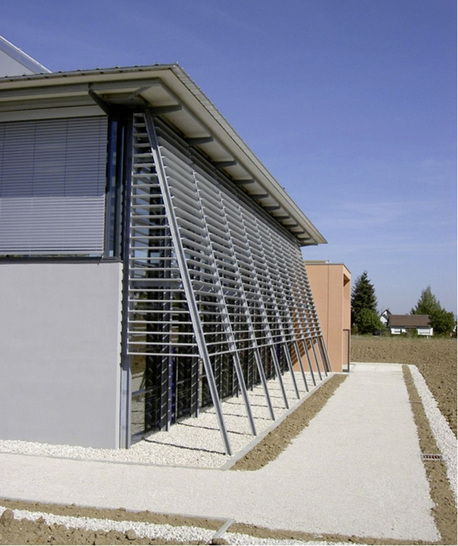 



Starrer Sonnenschutz wird wie z. B. in dieser Form von Architekten sehr gerne als gestalterisches Element am Gebäude benutzt.
