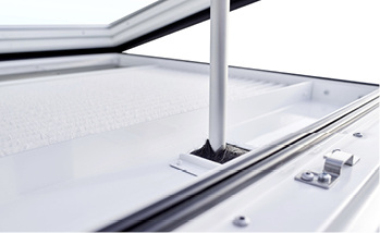 



Das Flachdachfenster mit Echtglas kann wahlweise mit Kettenantrieb oder mit Linearantrieb, wie hier im Bild, betrieben werden.
