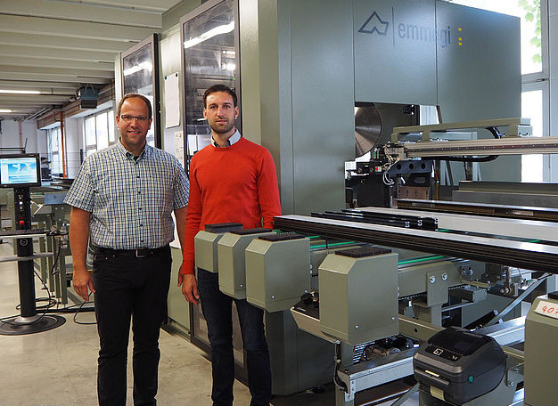 Thomas Fischer von Emmegi (l.) und Jonas Swiatek von Timm Fensterbau Berlin vor der gerade fertig installierten neuen “Quadra L1“.