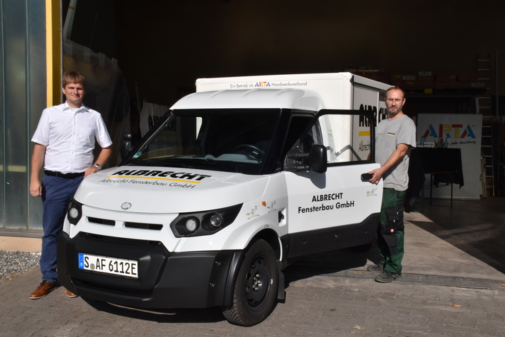 Albrecht Fensterbau hat jetzt einen StreetScooter im Fuhrpark. Wir sprachen vor Ort mit dem Geschäftsführer Sebastian Kraft (l.) - © Daniel Mund / GLASWELT
