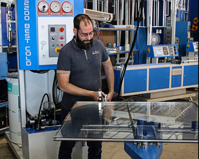 Sichere und leichte Verarbeitung: Der neue Dichtstoff für den ISO- Randverbund JS910 A von tremco illbruck ist ein 1K-Produkt mit einer Booster-Komponente B.