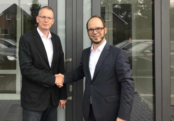 Handschlag auf eine gute Zusammenarbeit: Ulf Kattelmann, Geschäftsführer der erwilo Markisen GmbH und Rainer Trauernicht, Geschäftsführer von TS Aluminium (v.r.), haben einen gemeinsamen Vertrieb und Terrassendächern und Beschattungssystemen vereinbart.