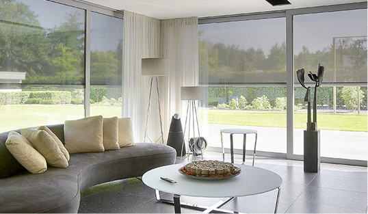 



Nicht kleine Fenster sind die Lösung, sondern große mit passendem Sonnenschutz.
