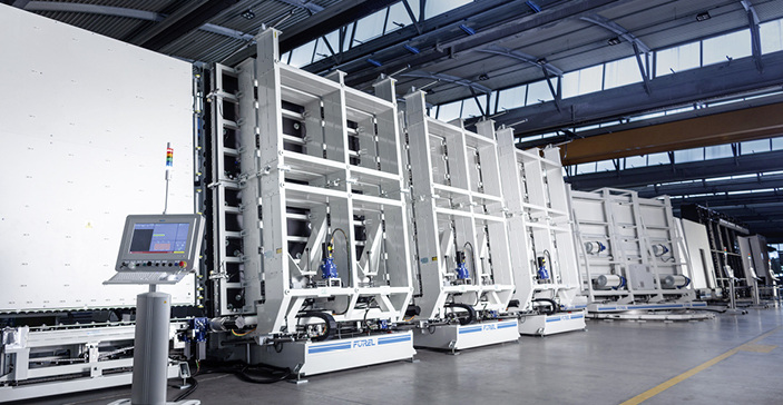 



Live in Aktion wird die No Limit ISO-Linie gezeigt, die für XXL-Isoliergläser konzipiert ist. Die auf der glasstec gezeigte Linie umfasst zudem eine Waschmaschine, eine Visitierstation, eine Drehstation, eine 3-fach-Presse mit Gasfüllung und einen Versiegelungsautomaten.
