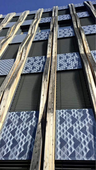 



Am Züblin-Bürogebäude Z3 werden an der Fassade lastabtragende Verklebungen von PV-Modulen, die als Fassadenelemente fungieren, getestet. 
