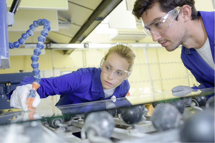 <p>
</p>

<p>
Die Glasbranche bietet eine große Auswahl an Ausbildungsmöglichkeiten für junge Frauen und Männer, unter anderem auch als Flachglastechnologen. 
</p> - © Foto: BAGV Glas+Solar

