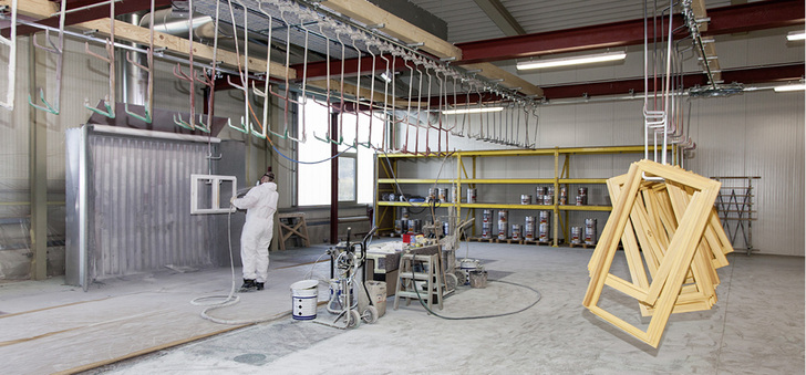 
Ein Blick in die großzügige Lackierhalle mit Spritzwand und Fördertechnik



