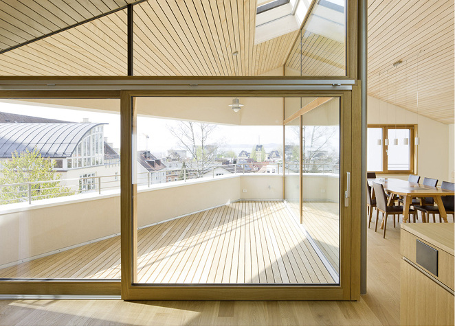 



Die RC3-Hebeschiebetüren fertigt i+R aus Eiche. 
