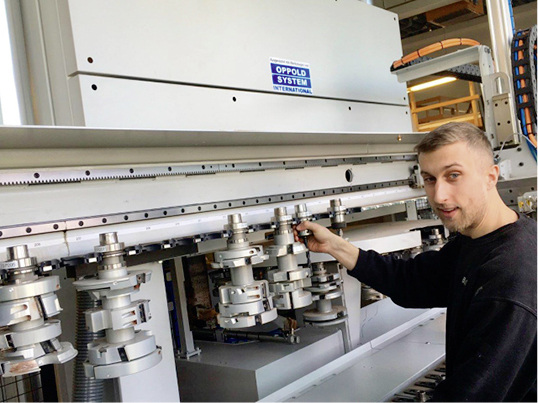 



Ein Mitarbeiter von M+R am Werkzeugmagazin
