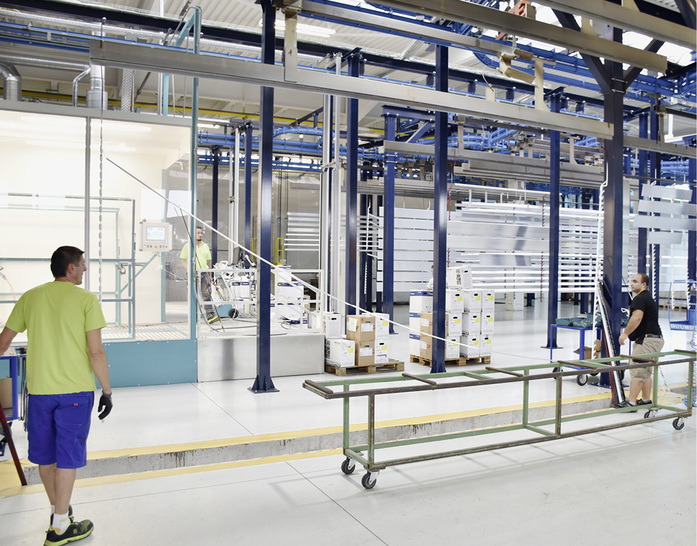 
Im letzten Jahr wurden fast 7 Mio. Euro in eine neue Pulverbeschichtungsanlage mit zwei Beschichtungslinien investiert. Die Anlage hat eine Kapazität von mehr als 1 Mio. Quadratmeter.



