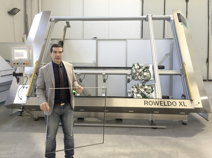Inhaber Daniele Predari setzt auf Swisspacer-Abstandhalter, die mit dem neuen Roweldo XL Schweißroboter mit Speed-up Kit von Rottler & Rüdiger verarbeitet werden.