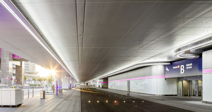 Ein Beleuchtungssystem mit 144.000 LEDs, die durch 34.000 LED-Lichtpunkte in der Fassade ergänzt werden, beleuchtet jetzt die Vorfahrt zum Terminal im Fraport.