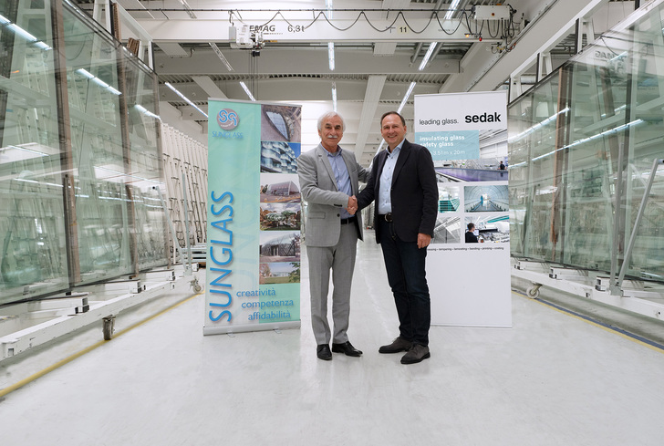 Wollen den weltweiten Markt für außergewöhnliche Glas-Architektur gemeinsam entwickeln: Giuseppe Bergamin, GF der Sunglass Industry s.r.l. (Villafranca/Italien) und Bernhard Veh, GF der sedak (Gersthofen).