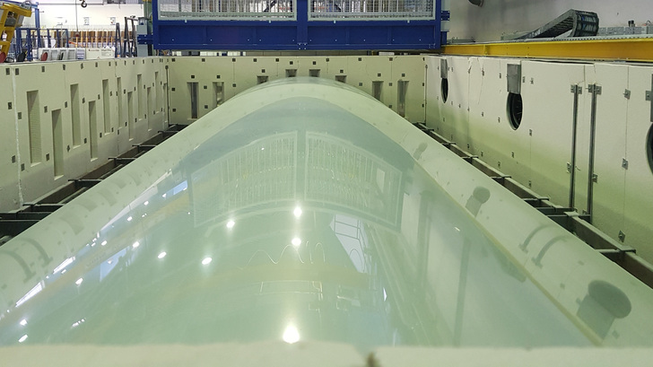 Das konstruktive Messe-Highlight von Saint-Gobain ist eine gebogene 8 m große Scheibe, die auf der Sonderschau glass technology live präsentiert wird.