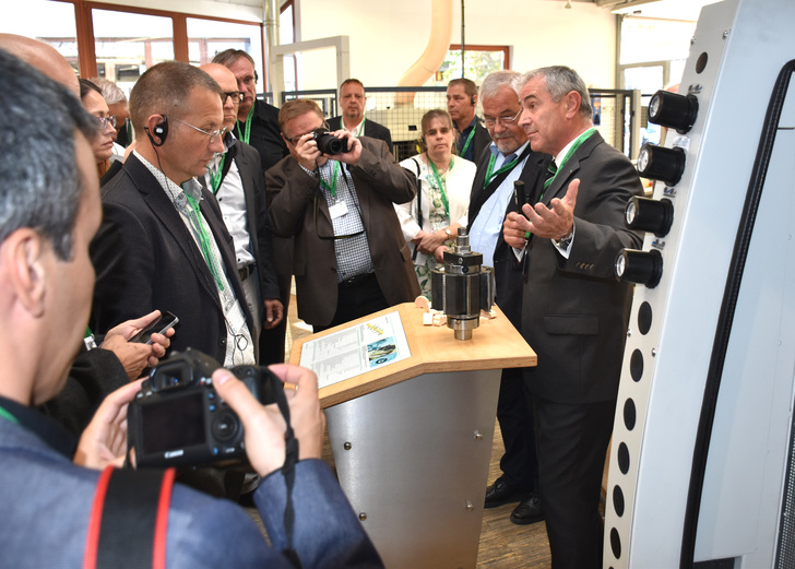 Klaus Müller, Leiter Kommunikation bei Weinig führt die Pressevertreter durch die InTech 2018