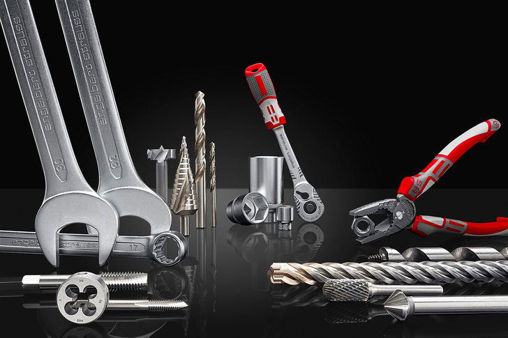 Vom umfangreichen Zangenset über Metall-, Holz- und Steinbohrer bis hin zu Steckschlüsselsets — das neue Werkzeug-Programm von engelbert strauss