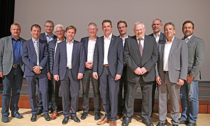 Frisch gewählter Vorstand des Instituts für Fenstertechnik e.V., Rosenheim (v.l.n.r.): Peter Arlt, Josef Huber, Hermann Schmitz, Anton Gugelfuss, Henner Klaas, Bernd Löffel, Dr. Stefan Lackner, Michael Elstner, Oskar Anders, Frank Jedamski, Luis Oberrauch, Oliver Windeck (Jan-Peter Albers nicht anwesend) - © ift Rosenheim
