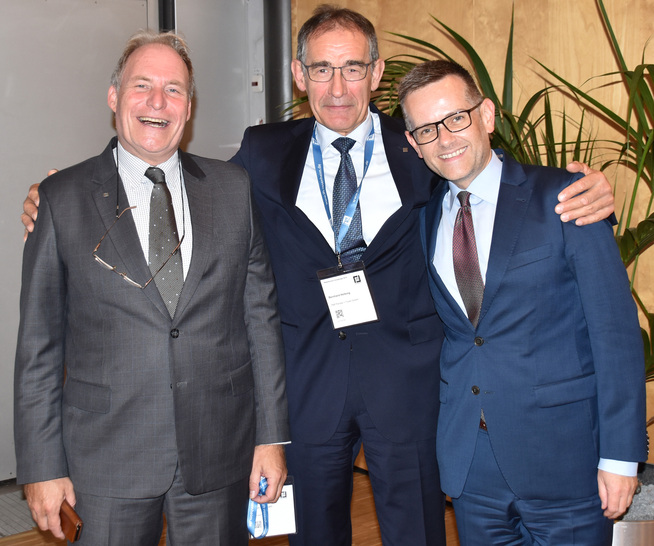 Ein Bild, das es so nicht mehr geben wird (v.l.): ift-Institutsleiter Prof. Ulrich Sieberath, ift-Vorstandsvorsitzende Bernhard Helbing und Dr. Jochen Peichl auf der Pressekonferenz der Rosenheimer Fenstertage 2018. - © Daniel Mund / GLASWELT
