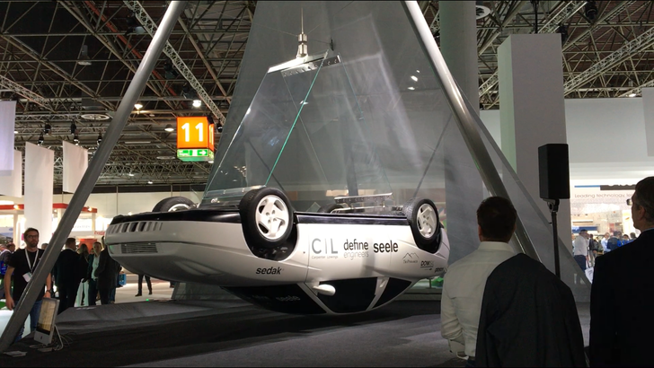 Viele spannende Exponate gab es auf der glasstec Sonderschau zu sehen. Hier ein an Glasscheiben aufgehängtes Auto. - © Matthias Rehberger / GLASWELT
