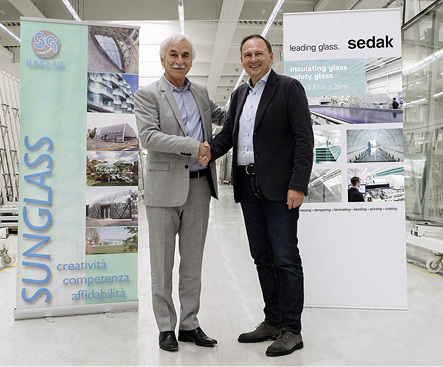 



Wollen den weltweiten Markt für außergewöhnliche Glas-Architektur gemeinsam entwickeln: Giuseppe Bergamin, GF der Sunglass Industry s.r.l. (Villafranca/I) und Bernhard Veh, GF der sedak (Gersthofen).
