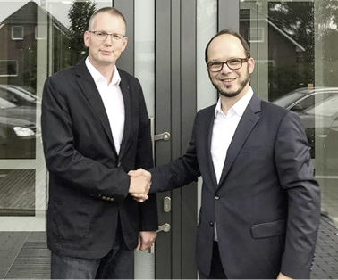 <p>
</p>

<p>
Handschlag auf eine gute Zusammenarbeit: Ulf Kattelmann, Geschäftsführer der erwilo Markisen GmbH und Rainer Trauernicht, Geschäftsführer von TS Aluminium (v.r.), haben einen gemeinsamen Vertrieb von Terrassendächern und Beschattungssystemen vereinbart.
</p> - © Foto: Erwilo

