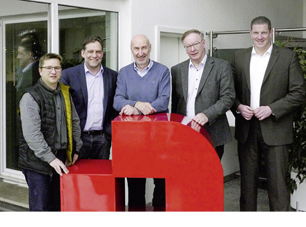 <p>
</p>

<p>
Hans Hilzinger, Hans-Peter Weiß, Helmut Hilzinger, Jean Luc Satre und Uli Neumair (v.l.) bei den Gesprächen zur Zusammenarbeit von Hilzinger und Somfy.
</p> - © Foto: Somfy

