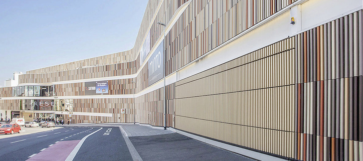 <p>
</p>
<p>
Auch extrem aufwändig gestaltete Oberflächen können mühelos wie bei diesem 12 × 5 m großen Sektionaltor aufgebracht werden.
</p> - © BeluTec
 
Auch extrem aufwändig gestaltete Oberflächen können mühelos wie bei diesem 12 × 5 m großen Sektionaltor aufgebracht werden.