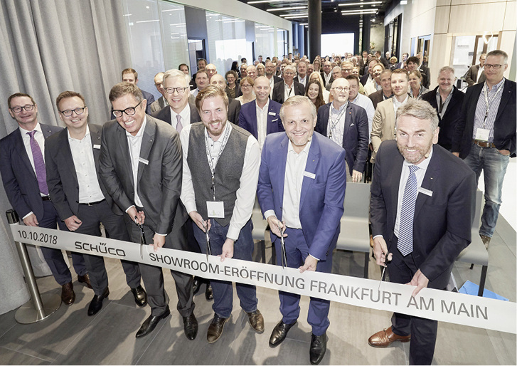 



Schüco-Chef Andreas Engelhardt (2. von rechts) eröffnet den Showroom des Unternehmens im Nextower.
