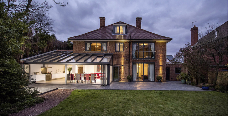 



Der maßgeschneiderte Solarlux-Wintergarten schmiegt sich passgenau und über Eck an das Haupthaus an.
