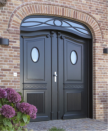 



Die Oberflächenbearbeitung stellt einen wesentlichen Aspekt dar, wenn es um die Qualität und Langlebigkeit von Holzelementen geht.
