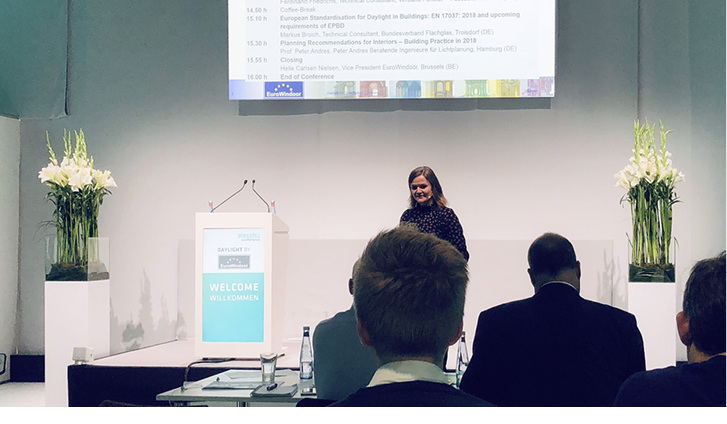 



Vizepräsident Helle Carlsen Nielsen machte die Einführung in das Forum „Daylight by EuroWindoor“ das sich mit seinen vier Vorträgen mit vielfältigen und interessanten Ansätzen rund um das Thema Tageslicht befasste.
