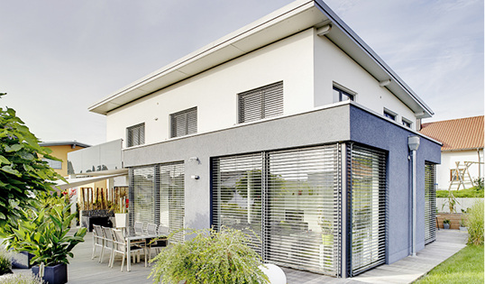 



Der Einsatz von Raffstoren soll nicht nur im Sommer, sondern auch im Winter äußerst sinnvoll sein.
